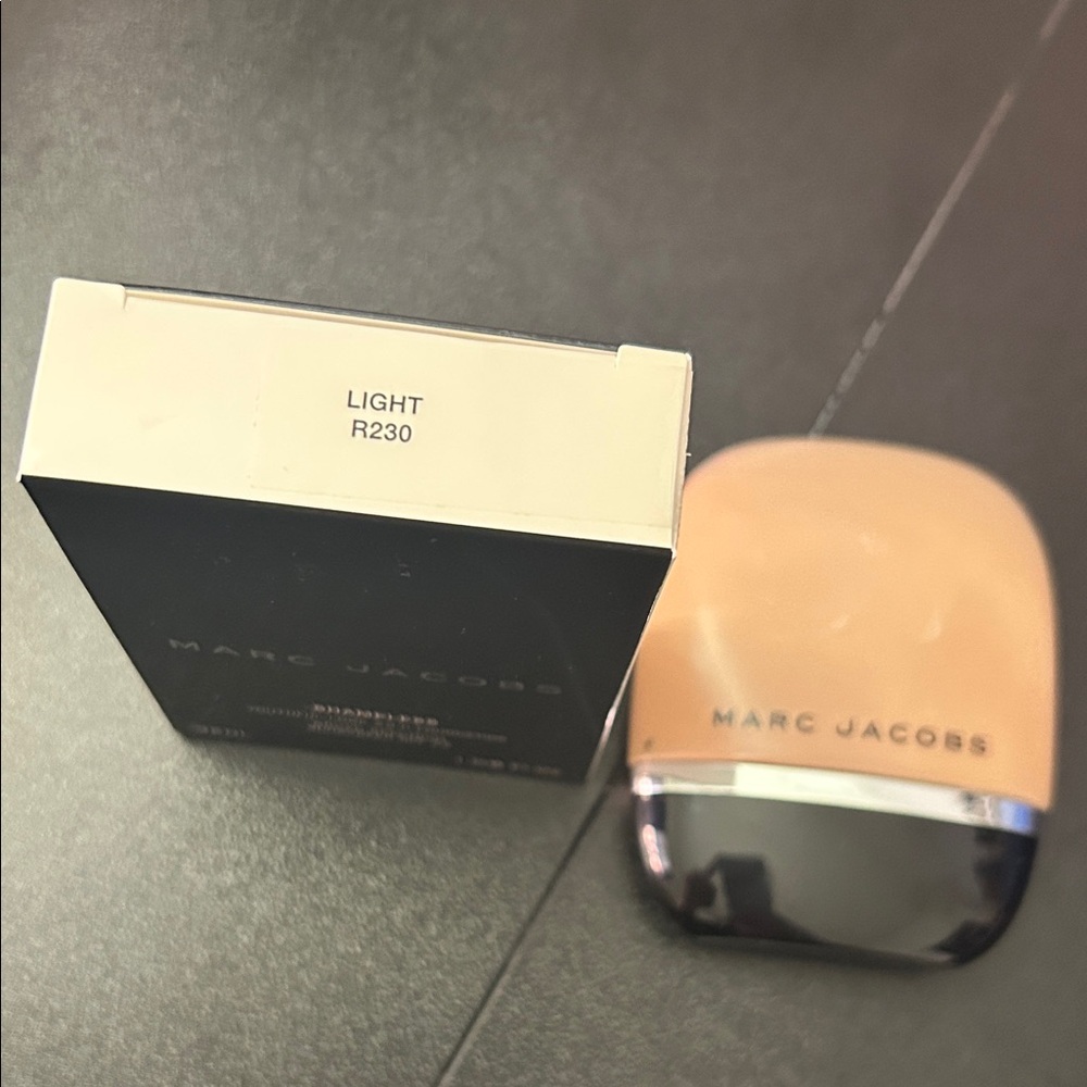 Marc Jacobs Shameless Foundation Light R230 - Picture 2 of 3